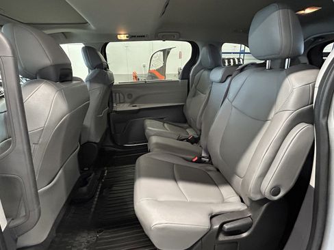 Used 2022 Toyota Sienna XLE image 13