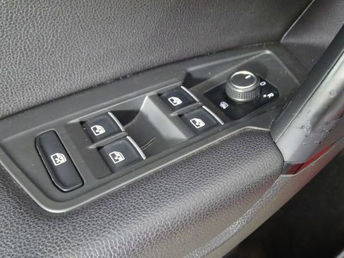 Used 2019 Volkswagen Tiguan SE image 17