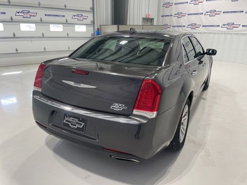 Used 2017 Chrysler 300 C image 10