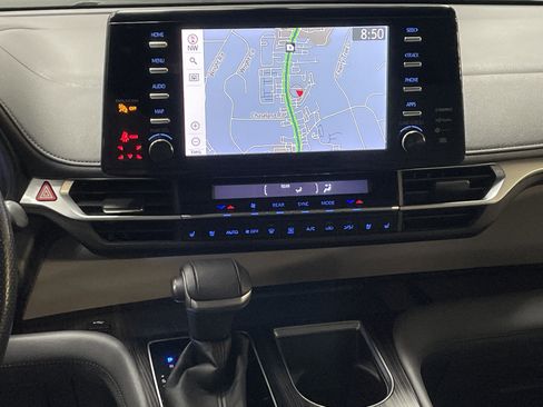 Used 2022 Toyota Sienna Limited image 31