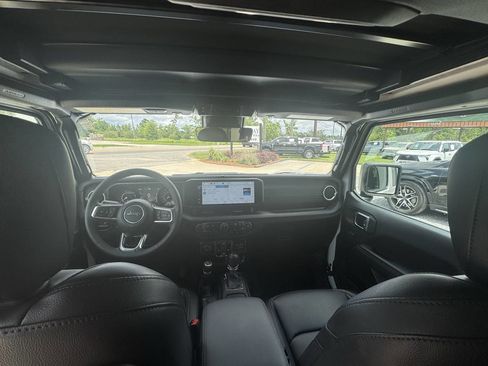 Used 2024 Jeep Wrangler Unlimited Sahara w/ Technology Group AWD/4WD image 11