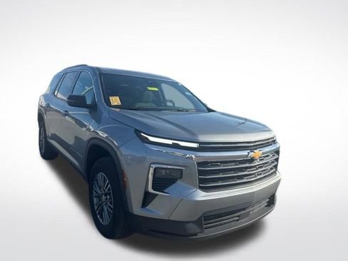 Used 2025 Chevrolet Traverse LT FWD image 7