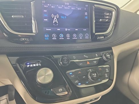 Used 2018 Chrysler Pacifica Limited FWD image 18
