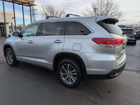 Used 2017 Toyota Highlander XLE image 3