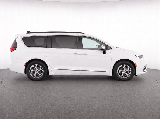 Used 2023 Chrysler Pacifica Limited FWD image 8