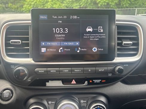 Used 2025 Hyundai Venue SEL FWD image 2