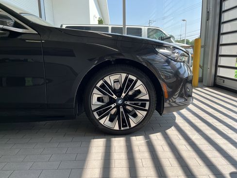 Used 2025 BMW i5 xDrive40 w/ Premium Package image 8