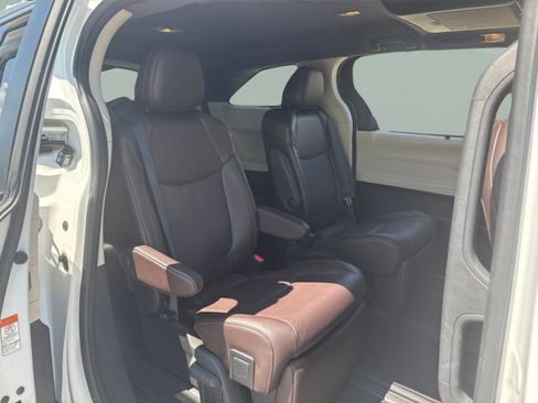 Used 2022 Toyota Sienna Platinum FWD image 22