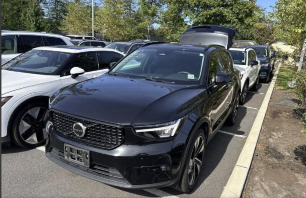 Used 2024 Volvo XC40 B5 Plus w/ Protection Package Premier AWD/4WD image 4