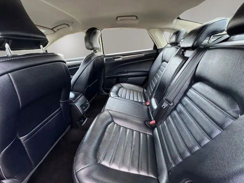 Used 2018 Ford Fusion SE w/ Equipment Group 602A FWD image 16