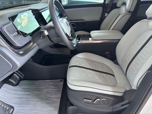 Used 2024 Rivian R1S Adventure AWD/4WD image 17