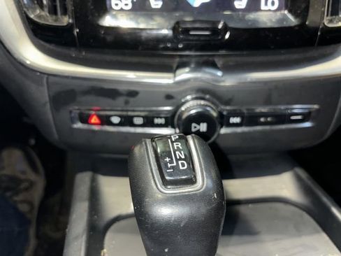 Used 2018 Volvo XC60 T5 Momentum w/ Vision Package image 25