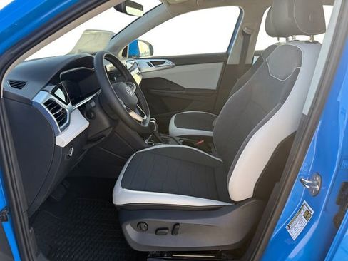 New 2025 Volkswagen Taos SE image 9