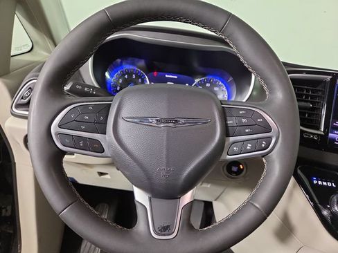 Used 2024 Chrysler Pacifica Touring-L FWD image 22