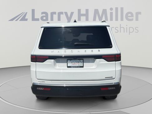 Used 2024 Jeep Wagoneer L Series II w/ Flexible Seating Group RWD image 4