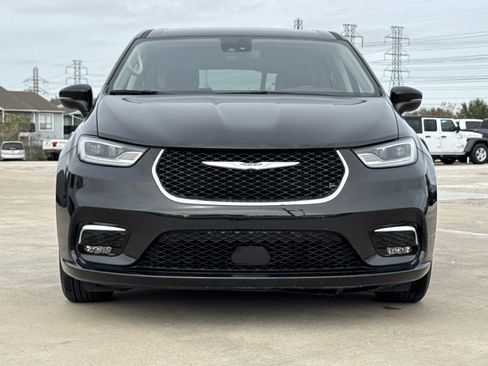 Used 2023 Chrysler Pacifica Touring-L image 5