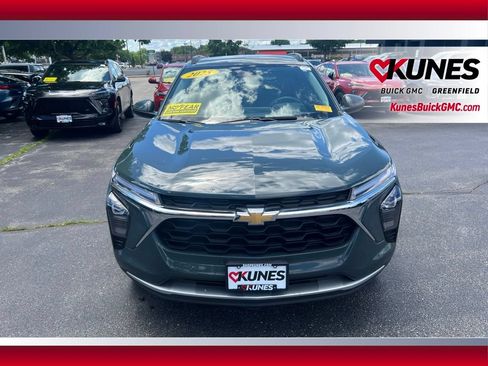 Used 2025 Chevrolet Trax LT FWD image 13