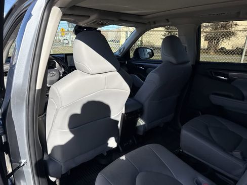 Used 2024 Toyota Highlander Platinum image 14