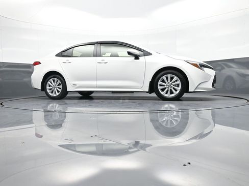 Certified 2025 Toyota Corolla LE image 27