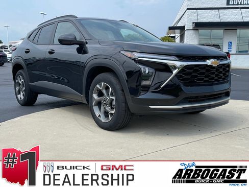 Used 2025 Chevrolet Trax LT FWD image 1