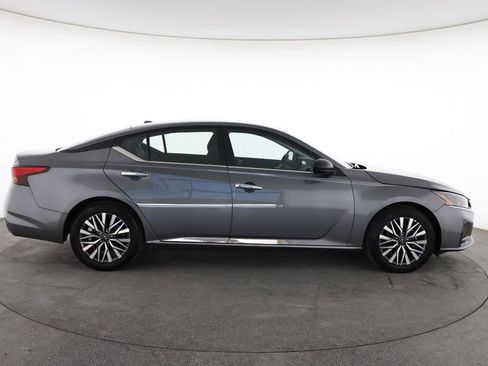 Used 2025 Nissan Altima 2.5 SV image 14