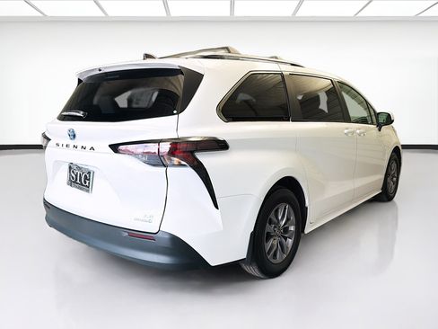 Used 2024 Toyota Sienna LE w/ LE Plus Package FWD image 4