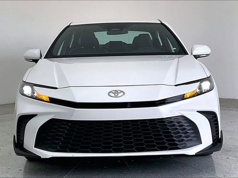 Used 2025 Toyota Camry SE image 6