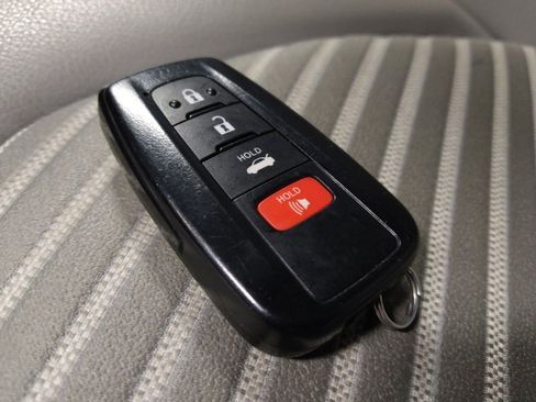 Used 2019 Toyota Camry SE image 32