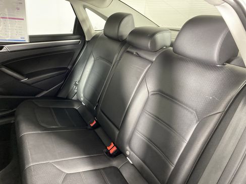 Used 2017 Volkswagen Passat 1.8T R-Line image 30