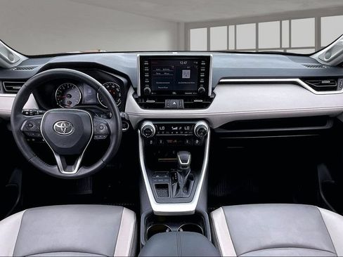 Used 2020 Toyota RAV4 XLE Premium FWD image 7