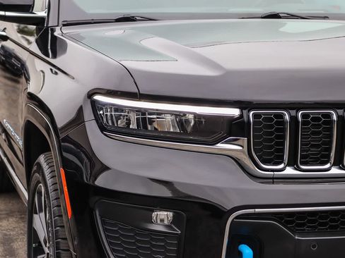 Used 2023 Jeep Grand Cherokee Overland w/ Advanced Protech Group III AWD/4WD image 8