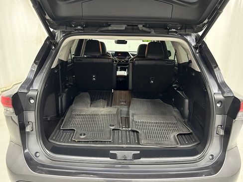Used 2023 Toyota Highlander XLE AWD/4WD image 11