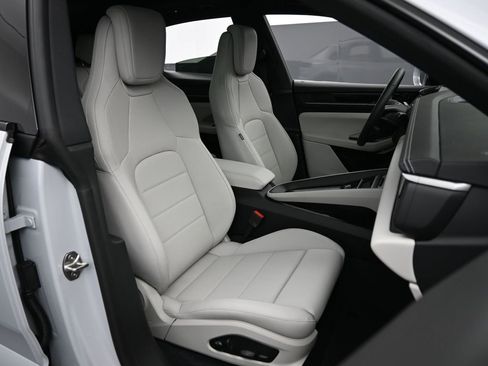 New 2026 Porsche Macan 4 Electric image 30