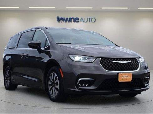 Used 2023 Chrysler Pacifica Touring-L image 7