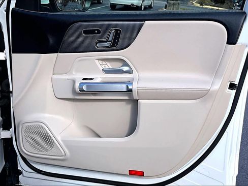 Used 2020 Mercedes-Benz GLB 250 4MATIC w/ Premium Package image 22