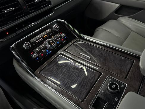 Used 2019 Lincoln Navigator Reserve AWD/4WD image 23