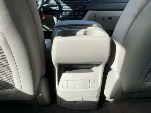 Used 2018 Kia Sedona L image 25