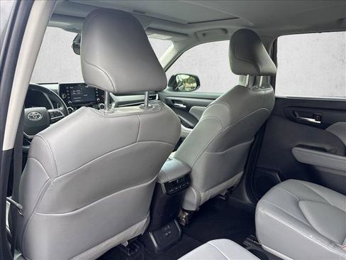 Used 2022 Toyota Highlander XLE AWD/4WD image 17