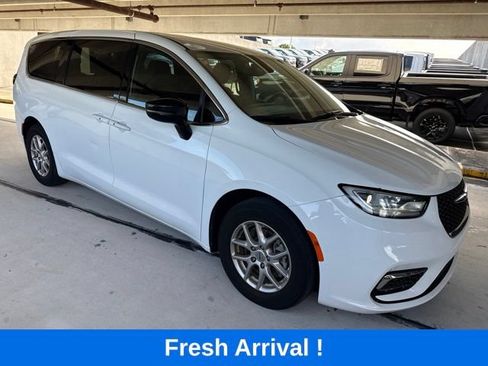 Used 2024 Chrysler Pacifica Touring FWD image 14