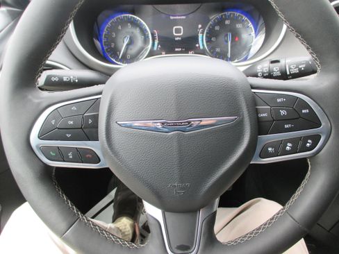 Used 2025 Chrysler Pacifica Select FWD image 21
