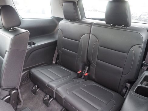 Used 2023 GMC Acadia SLT image 24