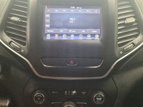 Used 2019 Jeep Cherokee Latitude w/ Popular Appearance Group FWD image 25