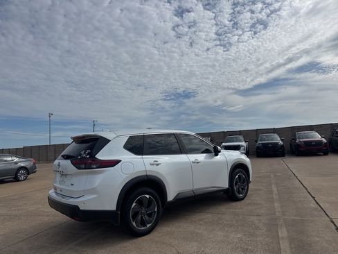 Used 2024 Nissan Rogue SV FWD image 23