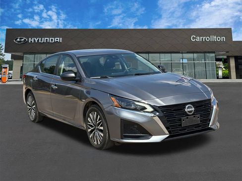 Used 2025 Nissan Altima 2.5 SV FWD image 3