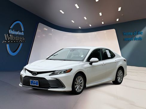 Used 2022 Toyota Camry LE FWD image 7