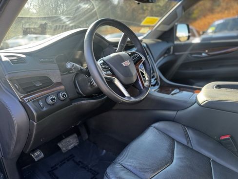 Used 2019 Cadillac Escalade Luxury w/ LPO, Radiant Package image 15