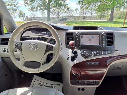 Used 2013 Toyota Sienna XLE image 36