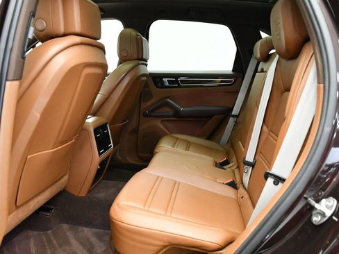 Used 2023 Porsche Cayenne Platinum Edition image 45