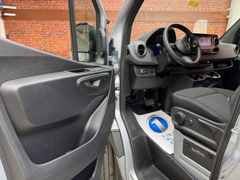 Used 2025 Mercedes-Benz Sprinter 3500 image 11