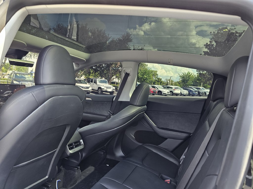 Used 2025 Tesla Model Y Long Range RWD image 16